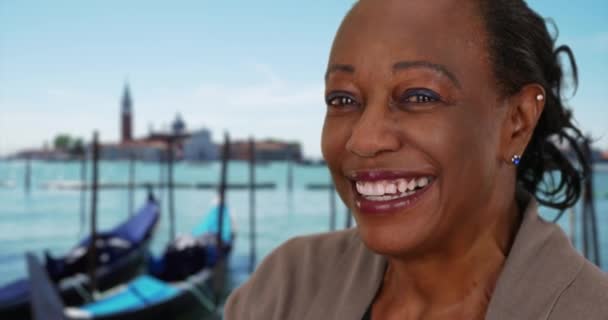 Glad Mogen Svart Kvinna Står Vid Canal Grande Venedig Porträtt — Stockvideo