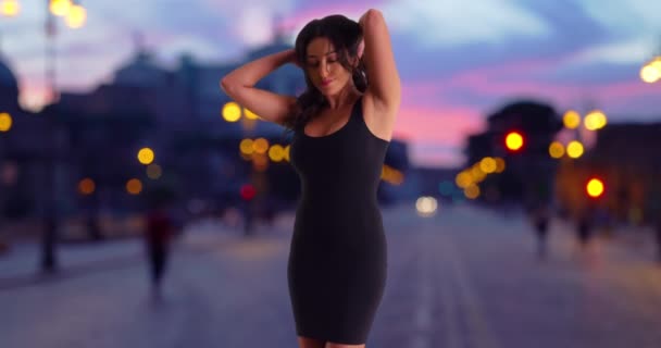 Slow Motion Shot Van Sexy Latijnse Vrouw Dansen Kleine Zwarte — Stockvideo