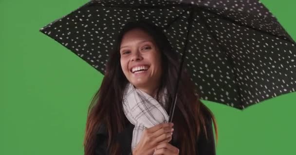 Hermosa Mujer Joven Sosteniendo Paraguas Sonriendo Pantalla Verde Chica Bonita — Vídeos de Stock