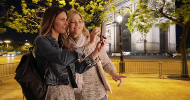 Twee Blanke Vriendinnen Die Nachts Parijs Verkennen Maken Samen Een — Stockvideo