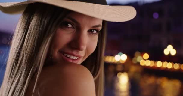 Aproape Femeie Purtând Pălărie Uitându Peste Umăr Lumini Bokeh Fundal — Videoclip de stoc