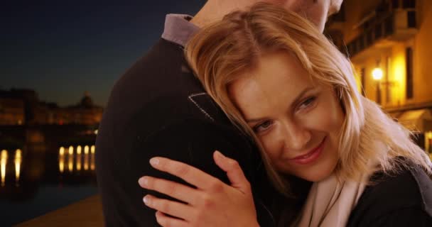 深情的年轻夫妇晚上拥抱在佛罗伦萨 漂亮的白人女人拥抱着她的男朋友 平静地微笑着 — 图库视频影像