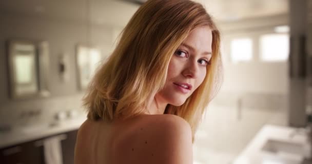 Nahaufnahme Der Schönen Blonden Frau Die Über Ihre Schulter Schaut — Stockvideo