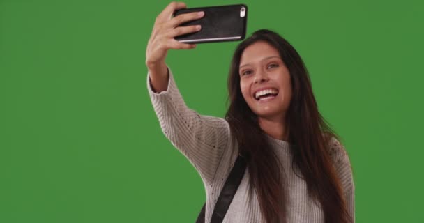 Krásná Bílá Žena Brát Selfie Chytrým Telefonem Zelené Obrazovce Šťastná — Stock video