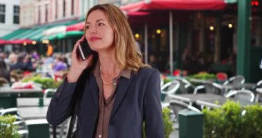 Kendine güvenen bir iş kadını müşteriyle telefonda konuşuyor. Gülümseyen iş kadını müşteriyle bir görüşme ayarlar. 4k