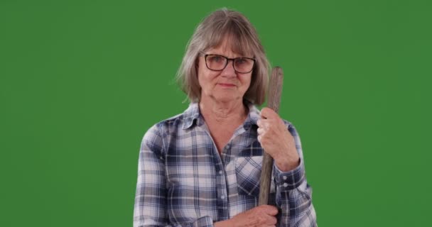 緑のスクリーンスタジオの背景に隔離されたツールを保持する笑みを浮かべていない高齢女性 庭のツールといくつかのシニア女性屋内グリーンスクリーンスタジオ — ストック動画
