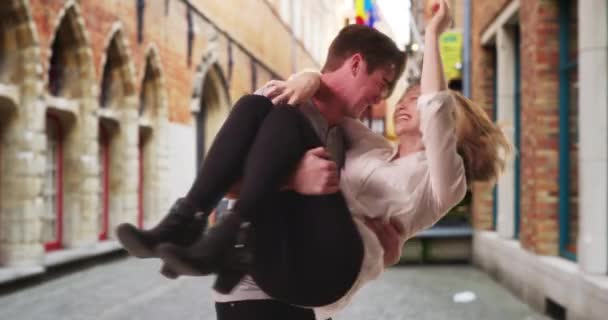 Ein Kaukasischer Mann Trägt Seine Freundin Die Straße Hinunter Touristenpaar — Stockvideo