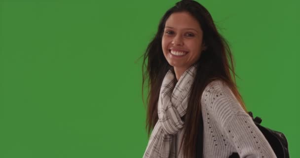Счастливая Случайная Женщина Длинными Черными Волосами Дующими Зеленый Экран Прекрасная — стоковое видео