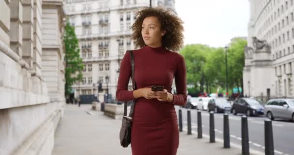 Mulher Negra Bonita Fica Rua Londres Segurando Seu Celular Uma — Vídeo de Stock