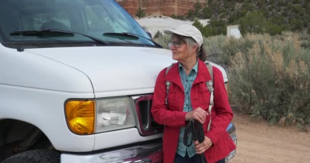 Gelukkige Oudere Blanke Vrouw Rustend Haar Busje Sandstone Canyon Avontuurlijke — Stockvideo