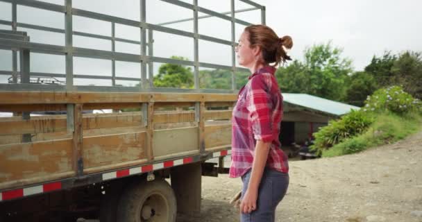 Portret Kobiety Rolnika Lub Dostawcy Wsi Kobieta Farmerka Rękawiczkami Uśmiechnięta — Wideo stockowe