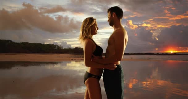 Romantyczna Para Tysiącleci Stojąca Plaży Przytulająca Się Zachodzie Słońca Uczuciowa — Wideo stockowe