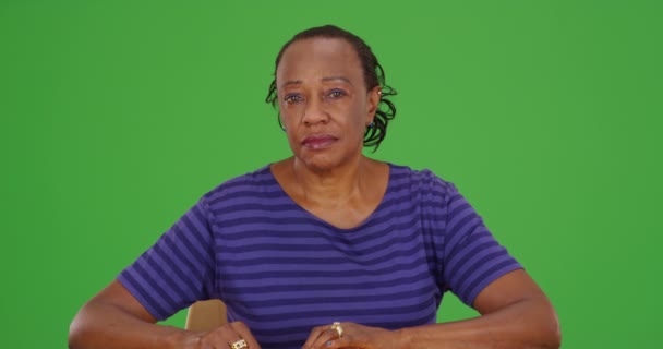 Uma Mulher Negra Mais Velha Agindo Preocupada Retrato Tela Verde — Vídeo de Stock