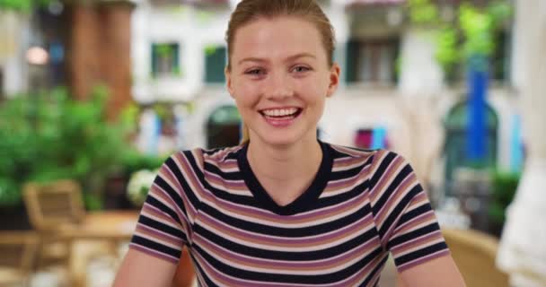 Pov Shot Van Gelukkig Duizendjarig Meisje Video Chatten Met Vrienden — Stockvideo