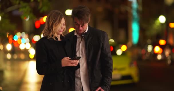 Ελκυστική Γυναίκα Στέκεται Τον Φίλο Της Στην Οδό Σίτι Βράδυ — Αρχείο Βίντεο