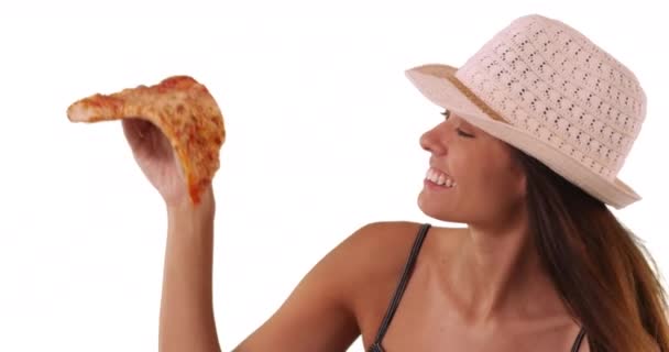 Beyaz Arka Planda Pizza Yiyen Genç Beyaz Bir Kadın Fötr — Stok video