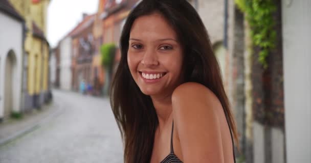 Närbild Vackra Unga Turist Kvinna Brygge Belgien Tittar Över Axeln — Stockvideo