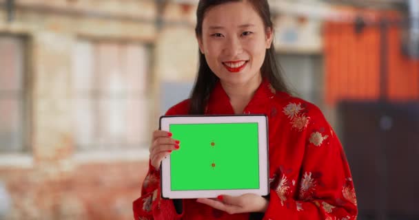 Mujer Milenaria Sonriente Que Muestra Clave Croma Verde Dispositivo Tableta — Vídeos de Stock