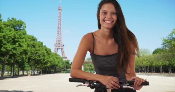 Söt Turist Kvinna Med Sin Cykel Paris Frankrike Sommarresor Porträtt — Stockvideo