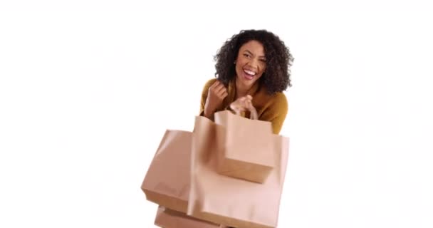 Hermosa Mujer Africana Girando Con Bolsas Compras Sobre Fondo Blanco — Vídeos de Stock