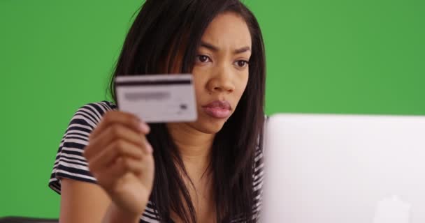 Siyah Bir Kadın Yeşil Ekranda Dizüstü Bilgisayara Çevrimiçi Alım Yapmak — Stok video