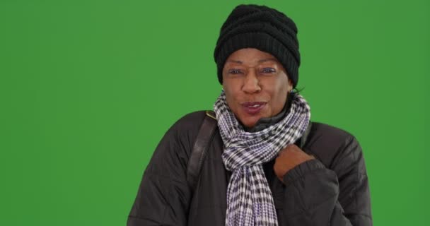 Uma Mulher Negra Mais Velha Roupas Quentes Tela Verde Tela — Vídeo de Stock