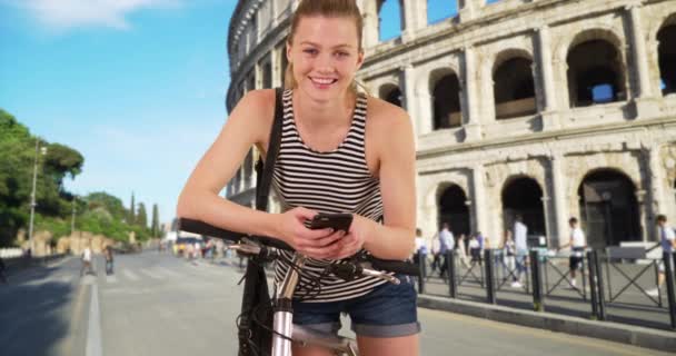Χαμογελαστή Προσωπογραφία Μιας Όμορφης Καυκάσιας Στη Ρώμη Χαρούμενη Γυναίκα Ποδήλατο — Αρχείο Βίντεο