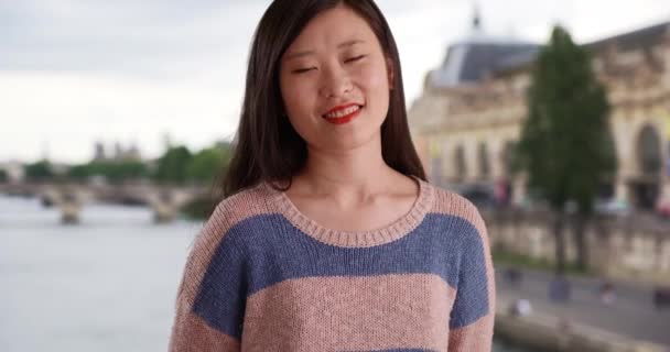 Feliz Mujer Milenaria Con Una Gran Sonrisa Vistiendo Suéter Rayas — Vídeo de stock
