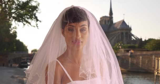 Errötend Elegante Braut Paris Frankreich Posiert Für Ein Porträt Schwarze — Stockvideo