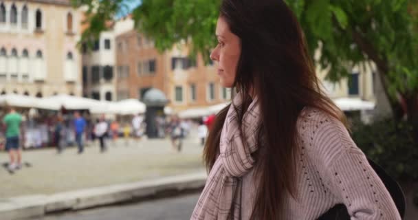 Mujer Milenaria Con Mochila Italia Observando Gente Mientras Está Calle — Vídeo de stock