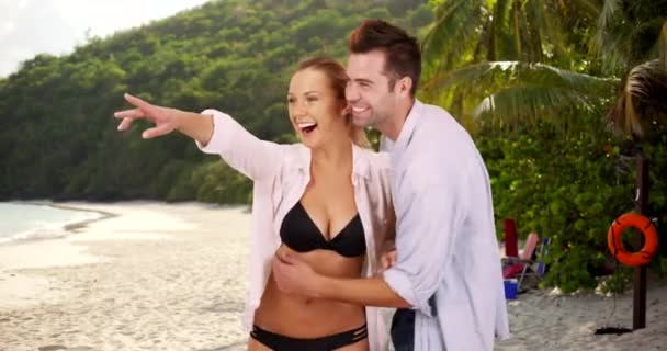 Atrakcyjna Biała Tysiącletnia Para Stojąca Plaży Uśmiechnięta Kamery Portret Białej — Wideo stockowe