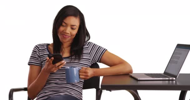 Hübsche Afroamerikanerin Sitzt Tisch Mit Kaffeetexten Auf Mobilen Geräten Studio — Stockvideo