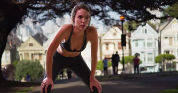 Jovem Caucasiana Fazendo Exercícios Respiratórios Após Corrida Bairro San Francisco — Vídeo de Stock