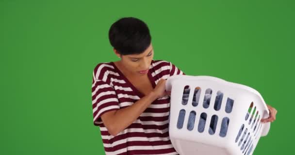세탁물 바구니를 화면에 더러운 여성의 초상화 화면에 대거나 합성하려면 — 비디오