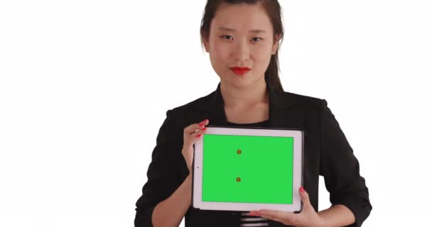 コピースペースのための緑のポータブルタブレットコンピュータを保持する幸せな千年紀のビジネス女性 白い背景に隔離された緑のクロマキーでハンドヘルド技術を運ぶ笑顔ビジネス女性 — ストック動画