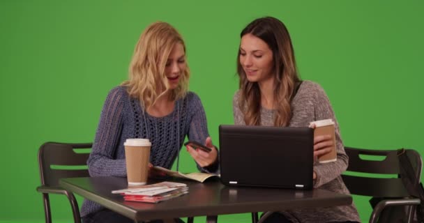 Όμορφη Νεαρές Γυναίκες Που Χρησιμοποιούν Smartphone Και Laptop Για Εντοπίσετε — Αρχείο Βίντεο