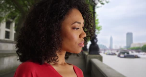 Страшная Африканская Женщина Смотрит Вдаль Темзу Лондоне Мирная Чернокожая Женщина — стоковое видео