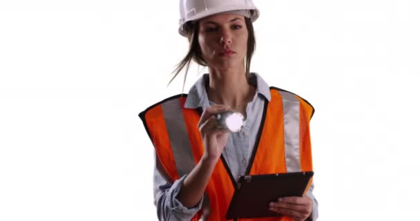 Pracownica Zestawie Zabezpieczającym Tabletką Latarką Białej Przestrzeni Kopiowania Inżynier Pracujący — Wideo stockowe