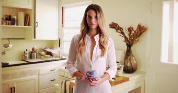 Retrato Millennial Fêmea Atraente Botão Branco Para Baixo Cozinha Segurando — Vídeo de Stock