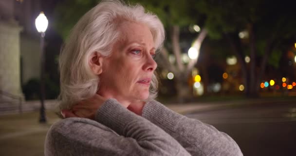 Akşamları Dışarıda Boynu Ağrıyan Yaşlı Bir Kadına Yaklaş Yaşlarda Kronik — Stok video