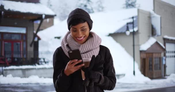 Привлекательная Молодая Женщина Улице Зимой Помощью Смартфона Улыбается Веселая Черная — стоковое видео