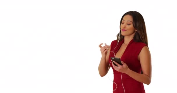 Słodka Latynoska Kobieta Czerwonej Sukience Słuchająca Muzyki Komórce Tańcząca Rytmie — Wideo stockowe