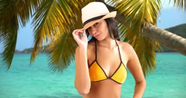 白人千年女性带着帽子在海滩上玩得很开心 一个年轻的白人女孩拿着手帕在加勒比海海滩上摆姿势 — 图库视频影像