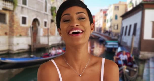 Glada Leende Afroamerikanska Kvinna Semester Venedig Närbild Porträtt Kvinnlig Turist — Stockvideo