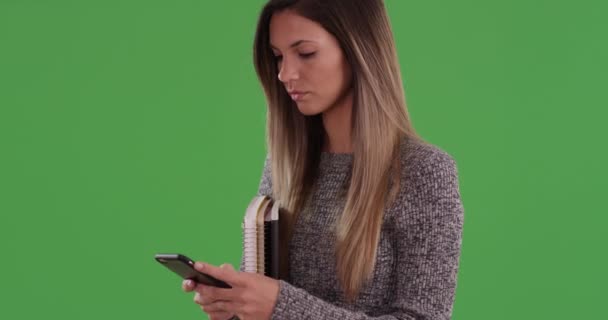 Femme Millénaire Étudiant Textos Amis Sur Téléphone Portable Tout Tenant — Video