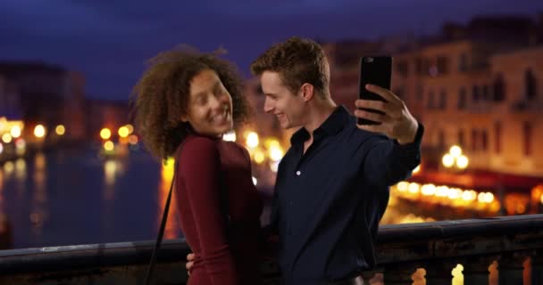 Par Elegante Toma Uma Selfie Pelo Grande Canal Bela Tarde — Vídeo de Stock