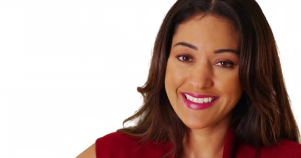 Close Van Vrolijke Latina Vrouw Glimlachend Naar Camera Witte Achtergrond — Stockvideo