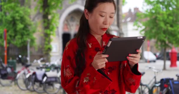 Glückliche Junge Touristinnen Mit Tablet Gerät Vor Urbaner Kulisse Großaufnahme — Stockvideo