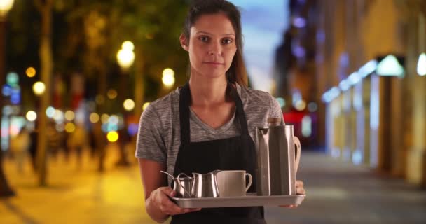Destul Chelneriţă Champs Elysees Care Transportă Tavă Băuturi Cafea Femeie — Videoclip de stoc
