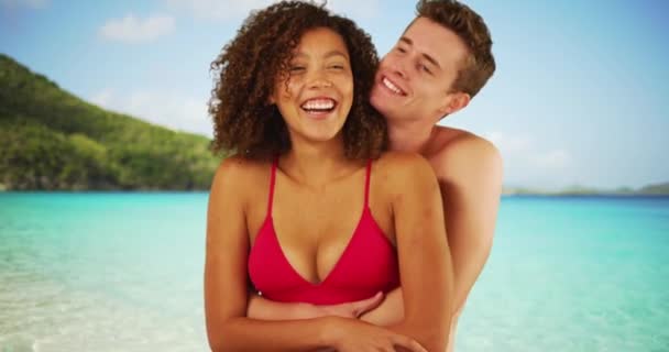 Millennial Paar Mit Gemischter Rasse Umarmt Sich Karibischer Küste — Stockvideo